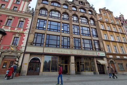 Na wrocławskim Rynku coraz więcej pustych lokali. Nawet znana sieć się zwinęła