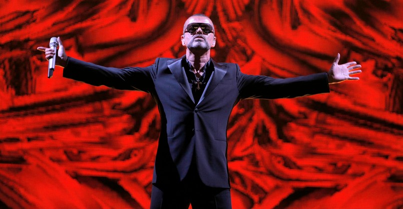 "Symphonica" to płyta koncertowa, ale tylko teoretycznie, bowiem nagrania z występów tak naprawdę posłużyły tylko za kanwę. Michael nagrał wokale na nowo w studiu, a producent Phil Ramone (była to ostatnia zrealizowana przez niego płyta – zmarł w marcu ubiegłego roku) wszystko wyretuszował i wypolerował na błysk