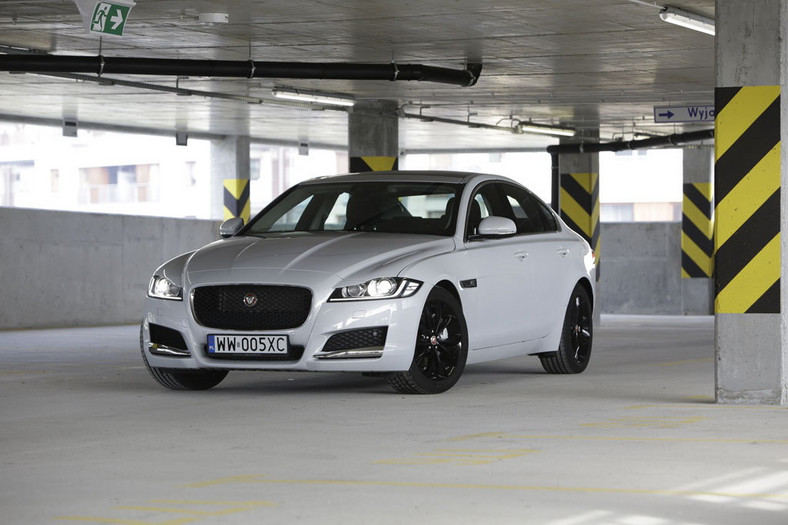 Jaguar XF 25t - prowadzenie ponad komfort