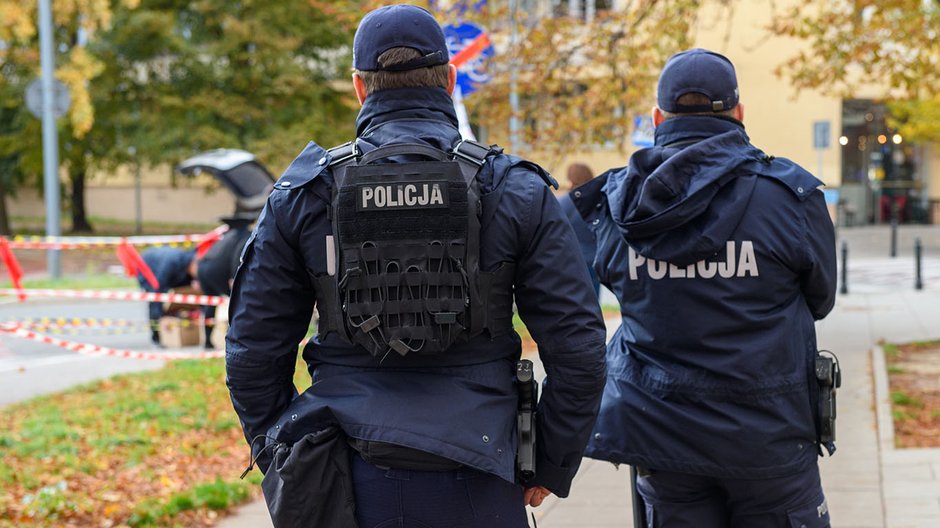 Kobieta wyrzuciła przez okno 150 tys. zł. Oszustwo na policjanta