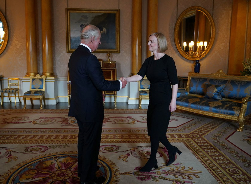 Nowa premier Wlk. Brytanii Liz Truss wita się z nowym królem Karoloem III