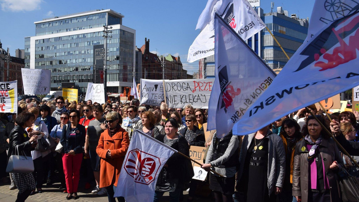 Strajk nauczycieli. Katowice: demonstracja ZNP i Solidarności