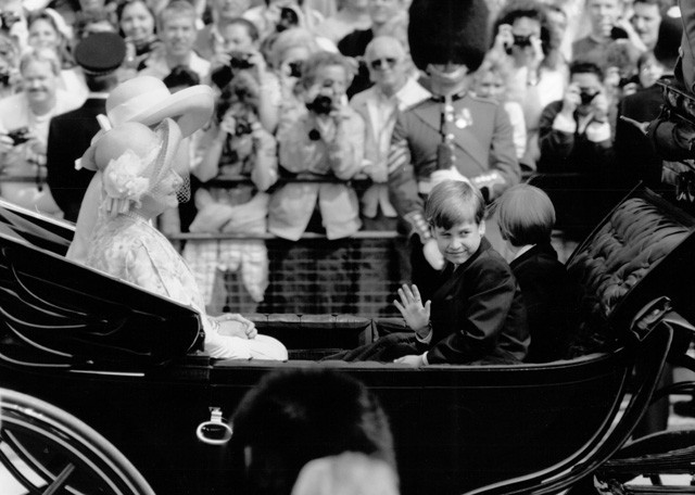 Vilmos herceg kisfiúként a királynő születésnapján anyjával egy hintóban