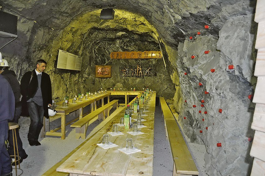 Specijalnim liftom se dolazi do ovog neobičnog kafića