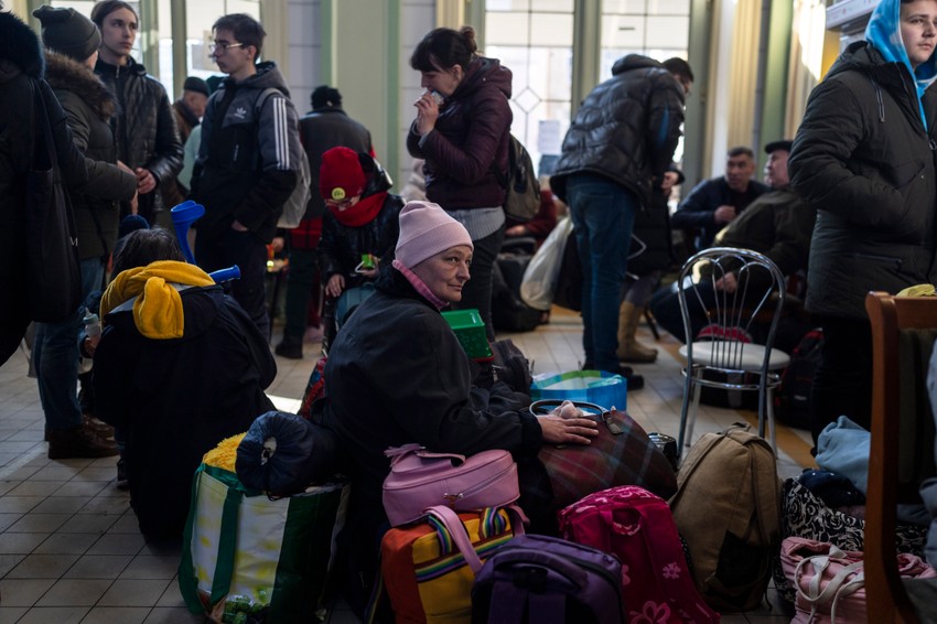 Ukrajinske izbeglice čekaju voz u Pšemislu, Poljska