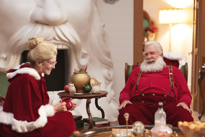 Tim Allen i Elizabeth Mitchell w serialu "Śnięty Mikołaj"