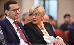 Spory w TK. Chodzi o ustawę, "którą Morawiecki przywiózł w teczce z Brukseli"