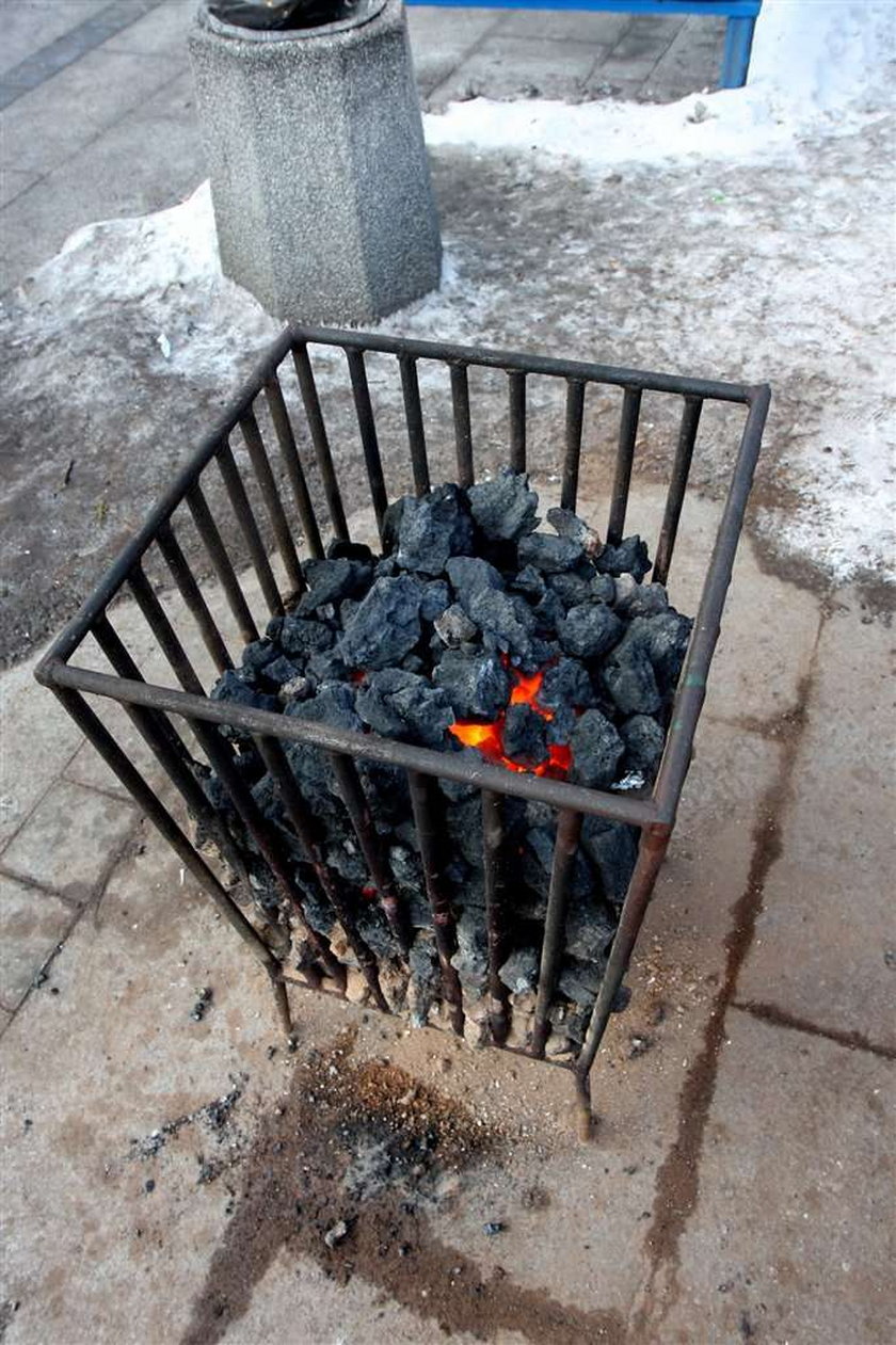 Z POWODU MROZOW NA PRZYSTANKACH STOJA KOKSOWNIKI