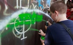 'Poznań bez nienawiści'. Prezydent wraz z młodzieżą zamalowuje rasistowskie napisy