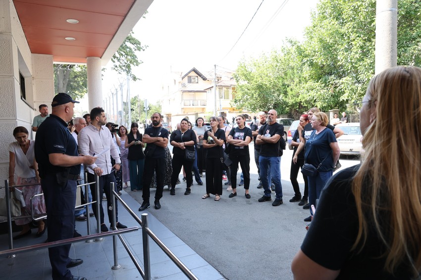 Porodice ubijenih ispred Okružnog zatvora u Beogradu