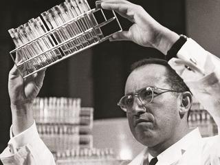 Tak naprawdę to nie ma patentu. Czy można opatentować słońce? – odpowiedział Jonas Salk zapytany przez dziennikarza, do kogo należy patent na szczepionkę przeciw polio