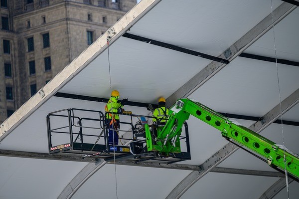 Trwa budowa studia WOŚP na placu Defilad w Warszawie