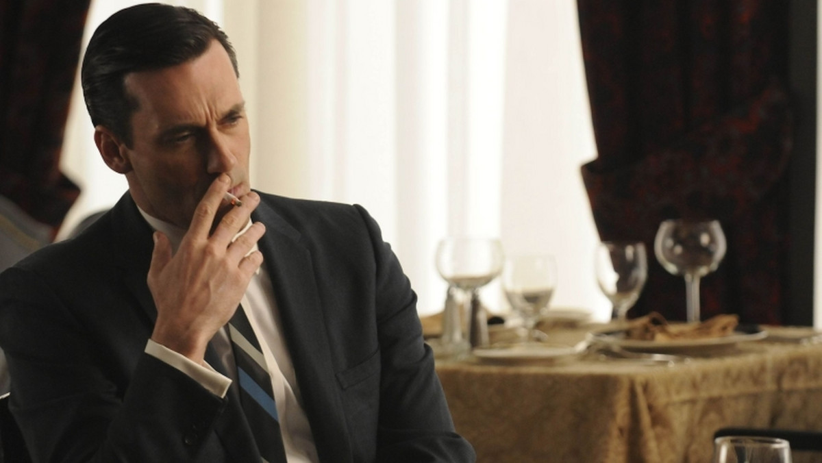 Jon Hamm podczas kręcenia jednego odcinka serialu "Mad Men" wypala średnio 740 papierosów. Co ciekawe, aktor na co dzień jest osobą niepalącą.