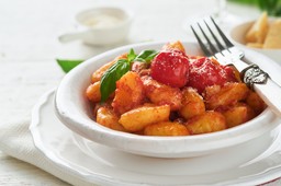 pyszny obiad na poniedziałek. podajemy przepis, ty gotujesz. szare kluski z pomidorami jak u babci