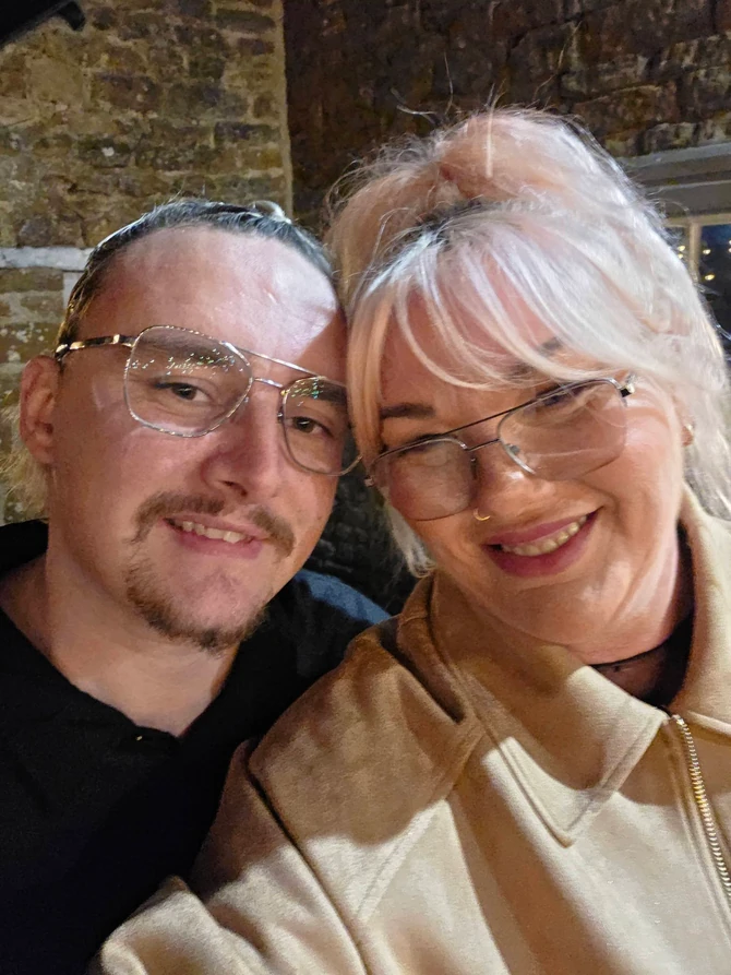 Em-Džej Bruk sa dečkom Bilijem