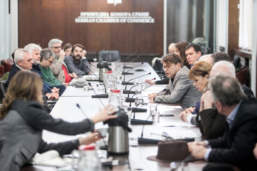 Dragan Bjelogrlić govori na sastanku predstavnika Grupacije za kinematografiju sa ministrom kulture i čelnicima Filmskog centra Srbije