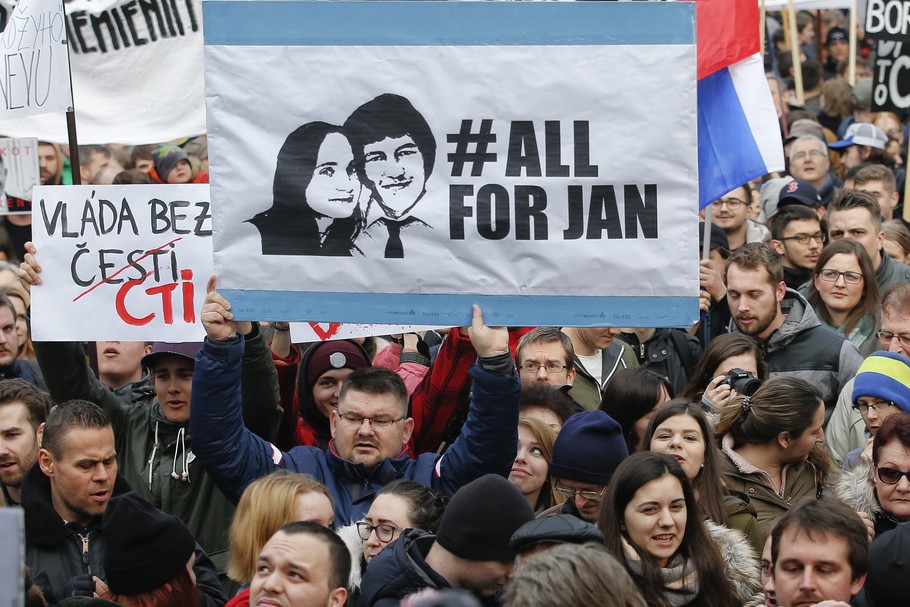 Portret zamordowanych w lutym 2018 roku: Jana Kuciaka i Margarity Kusnirowej niesiony podczas manifestacji po rezygnacji premiera Roberta Fico. 