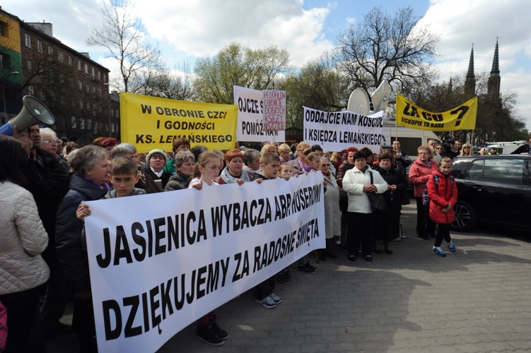 Protest parafian w obronie księdza Lemańskiego