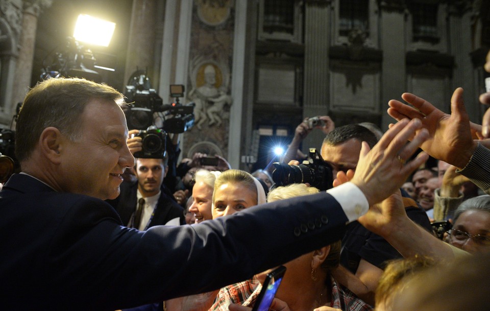 Prezydent Andrzej Duda wita się ze zgromadzonymi w Bazylice św. Piotra 