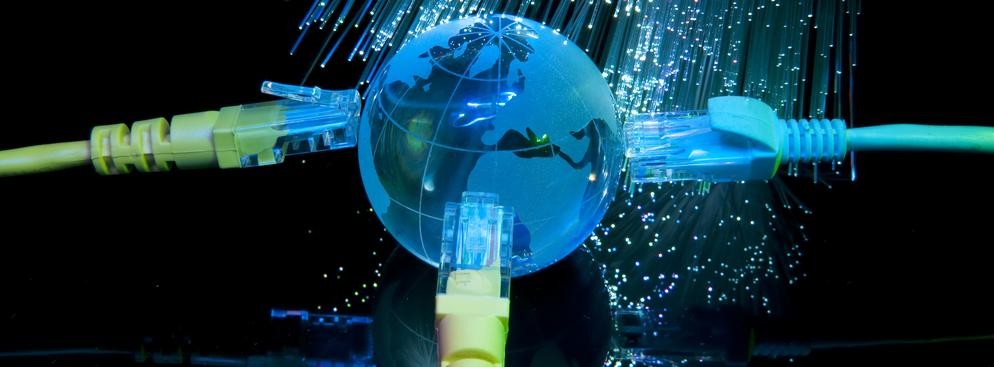 <b>26 września 1990 - Pierwsze Łącze</b>
<br><br>
We wrześniu 1990 roku uruchomione zostaje łącze pomiędzy Instytutem Fizyki Jądrowej w Krakowie a szwajcarskim instytutem CERN. Szybkość transmisji danych wynosiła 9600 b/sek (wówczas był to w Europie standard), a miesięczna opłata za funkcjonowanie łącza to prawie 13,5 mln starych złotych.
<br><br>
20 listopada wysłany zostaje pierwszy e-mail do Polski. Jego nadawcą w CERN był dr Grzegorz Polok, a odbiorcą po krakowskiej stronie mgr. inż. Andrzej Sobala.