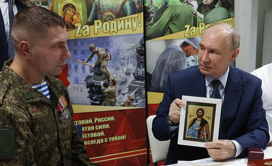 Tokom posete bolnici, predsednik Putin drži sliku sveca Aleksandra Nevskog, veštog vojnog komandanta zaslužnog za zaustavljanje zapadnih invazija u 13. veku | Foto: AFP via Getty Images