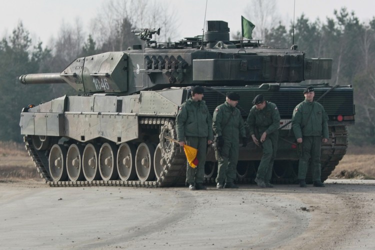 Głównym celem i zadaniem szkolenia jest dokończenie 'przekwalifikowania' załóg z czołgów Leopard 2A4 na 2A5 oraz zgranie załóg w realizacji zadań taktycznych i ogniowych.
<br><br>
(lm/cat) PAP/Lech Muszyński