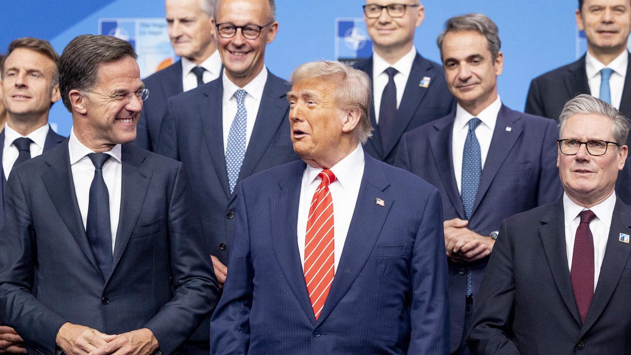 Festiwal pokłonów przed Trumpem na szczycie NATO. Nikt nie chciał przegapić swojej szansy. 