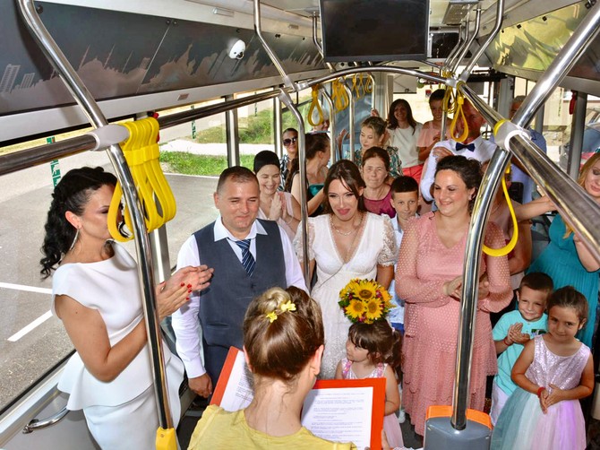 Jovana i Goran Stanivuk iz Sefkerina su se venčali u autobusu