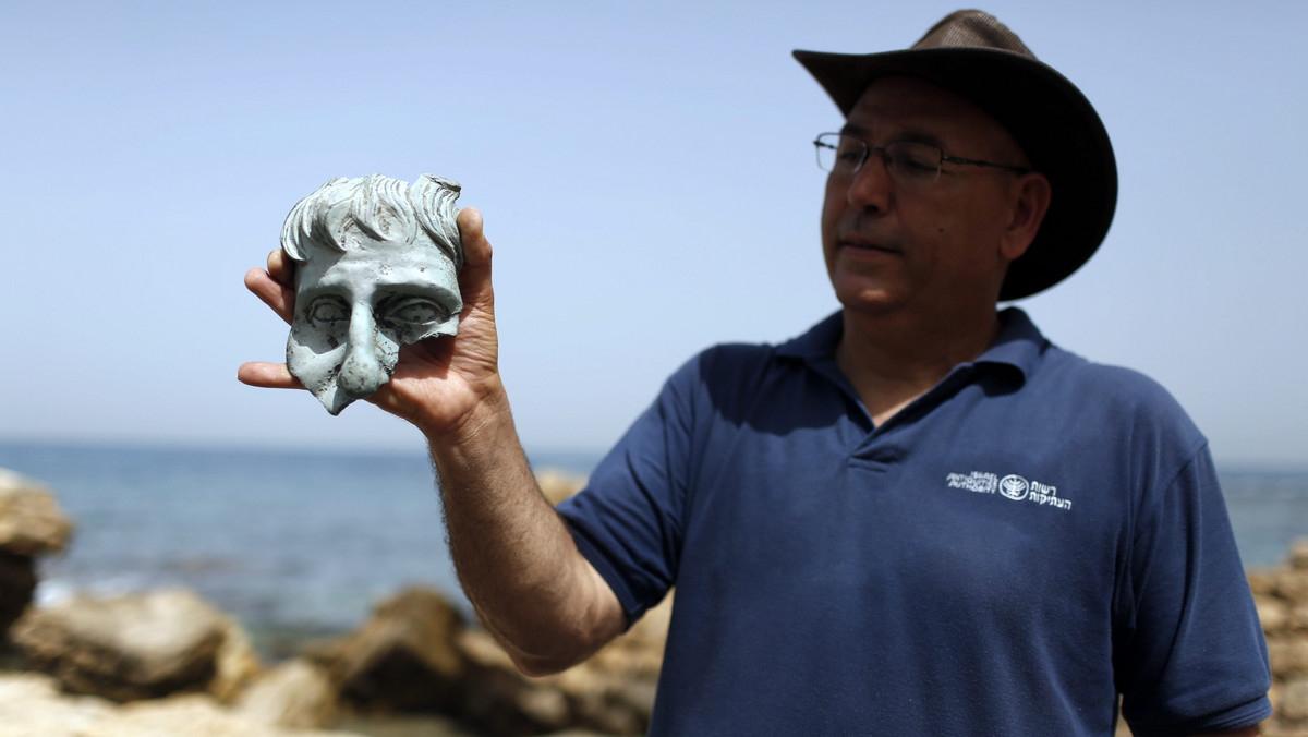MIDEAST ISRAEL ARCHEOLOGY (Finds from Roman period discovered in Caesarea ancient Harbor )