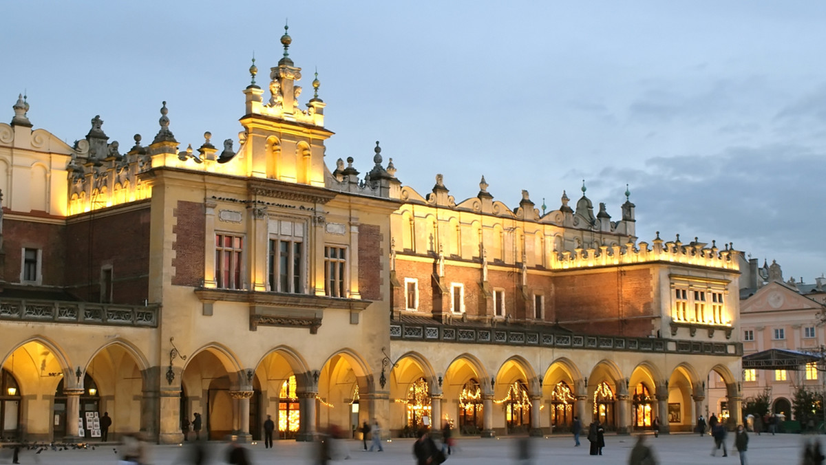 Kraków w tym roku odwiedziło 12,15 mln osób, z tego 8,5 mln to turyści, którzy nocowali - wynika z badań Małopolskiej Organizacji Turystycznej. Odwiedzających było o 2,1 mln więcej niż w 2015 r. Tak znaczący wzrost to wpływ m.in. Światowych Dni Młodzieży.