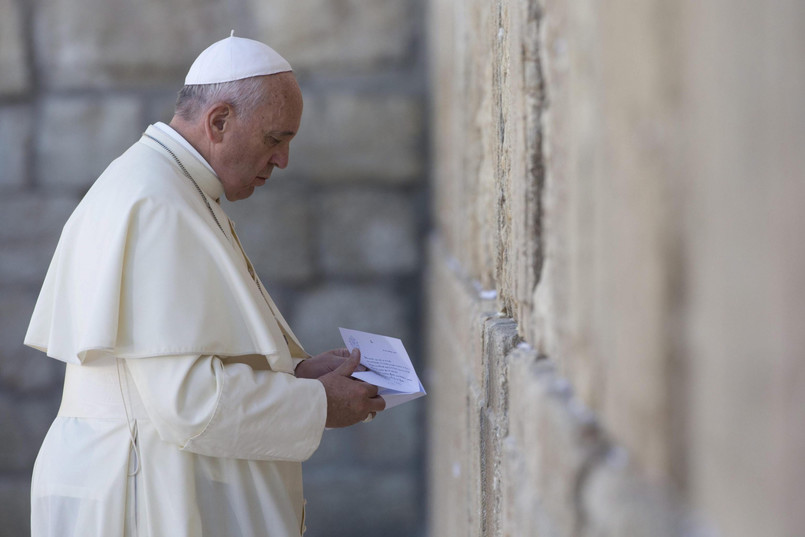 Papież przez kilka minut modlił się w samotności. Rzecznik Watykanu powiedział, że na włożonej przez papieża w szczelinę karteczce, Franciszek napisał tekst modlitwy „Ojcze nasz” po hiszpańsku.