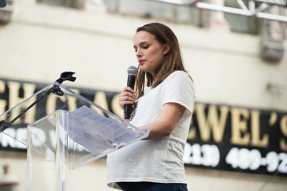 Aktorka Natalie Portman przemawia na demonstracji w Los Angeles