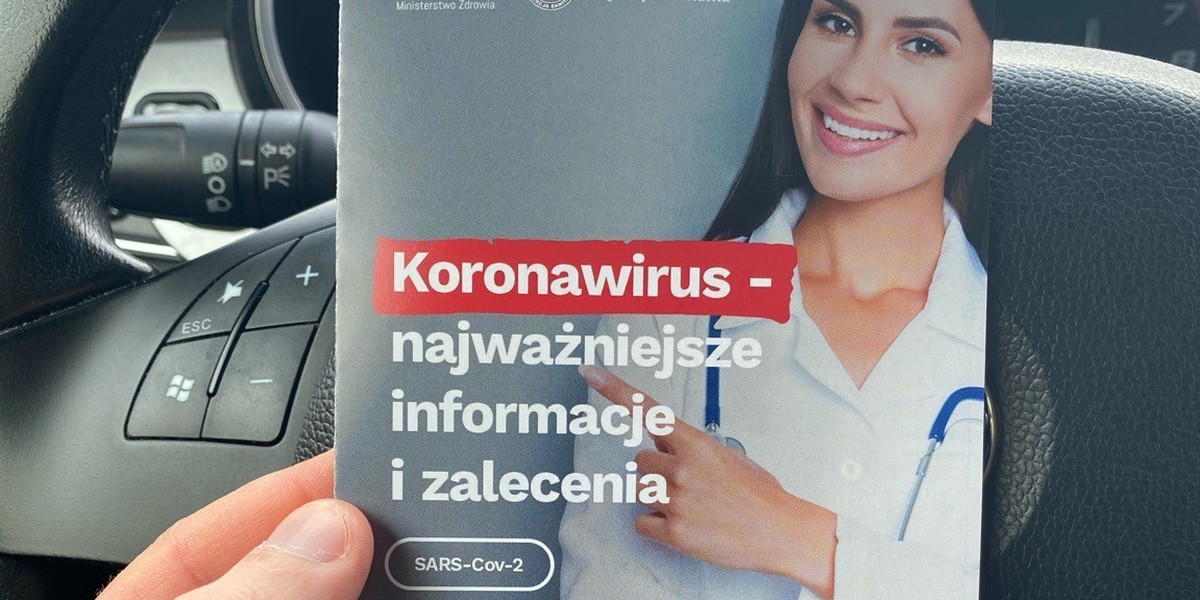 Ulotki informujące o koronawirusie, środkach zapobiegawczych i higienie rąk rozdawane są m.in. na stacjach paliw PKN Orlen. Poczta Polska wyśle je też do domów.