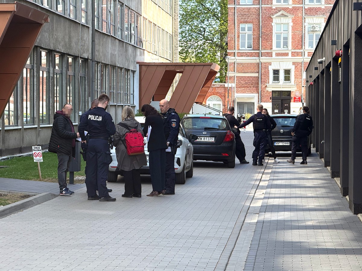 Tłum przed szkołą, strach i plotki. Alarm w Warszawie postawił wszystkich na nogi