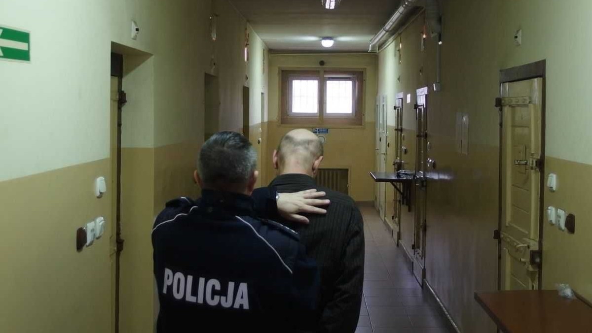 Policjanci z Inowrocławia zatrzymali mężczyznę, który - według ich ustaleń - od dłuższego czasu terroryzował swoją rodzinę. Nie tylko miał grozić jej członkom spaleniem, ale też dwukrotnie dokonywał podpaleń. Z uwagi na ich bezpieczeństwo, mężczyznę osadzono w tymczasowym areszcie.