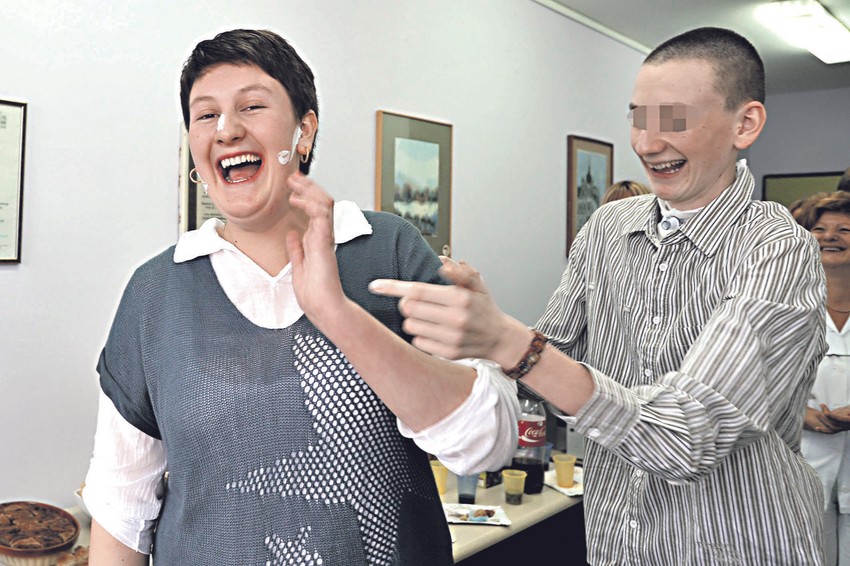 Milici i njenom bratu biće ustupljeno parče zemlje nedaleko od bolnice kako bi dečak uvek bio blizu lekarske pomoći. stanovaće u kući koju će im pokloniti firma iz ivanjice