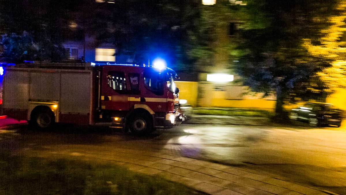 Do groźnego pożaru doszło w nocy z piątku na sobotę na plebanii w Margoninie koło Chodzieży (woj. wielkopolskie). Nikomu nic się nie stało. Przebywający w tym czasie w budynku ksiądz i wikary zostali przewiezieni do szpitala na obserwację. O sprawie poinformowało TVP Info.