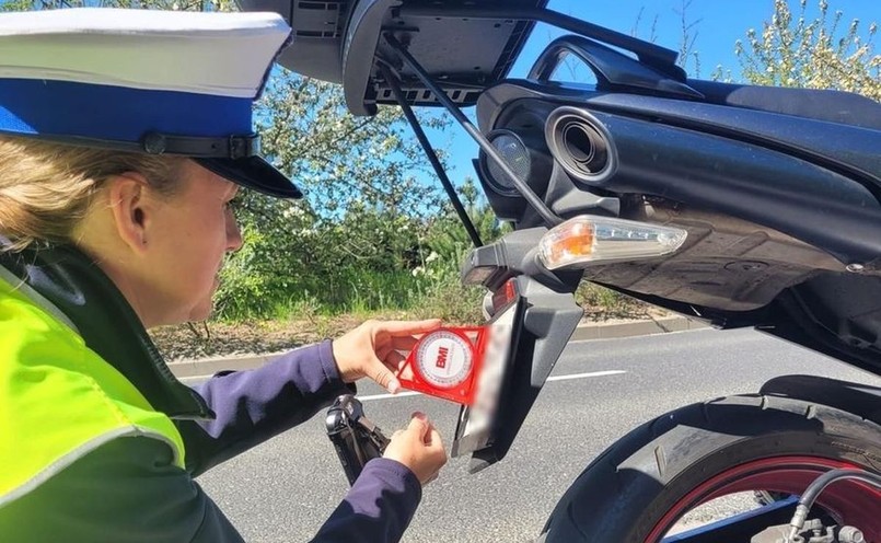 Policja sprawdza kąt odgięcia tablic rejestracyjnych w motocyklach