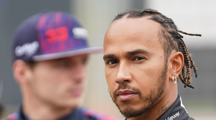 Lewis Hamilton bevallotta, hogy mostanában nagyon küszködik mentálisan /Fotó: Northfoto
