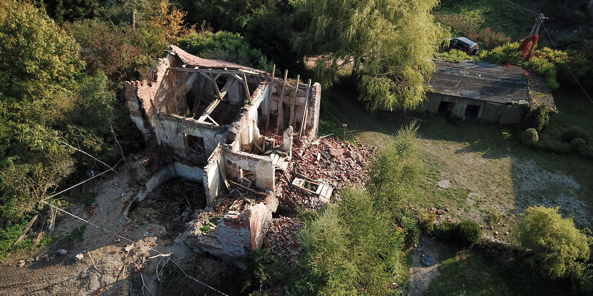 Kradzioną cegłą z zabytkowego pałacu łatali dziury w drodze