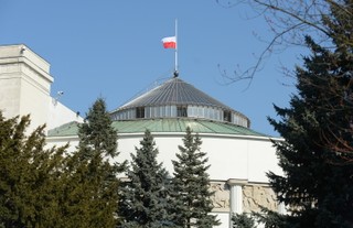 Flagi przed urzędami państwa opuszczono bezprawnie