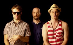 "Czy mówię jak gej?". Jak to jest z tym "zniewieściałym" głosem? [#DobryCynk]