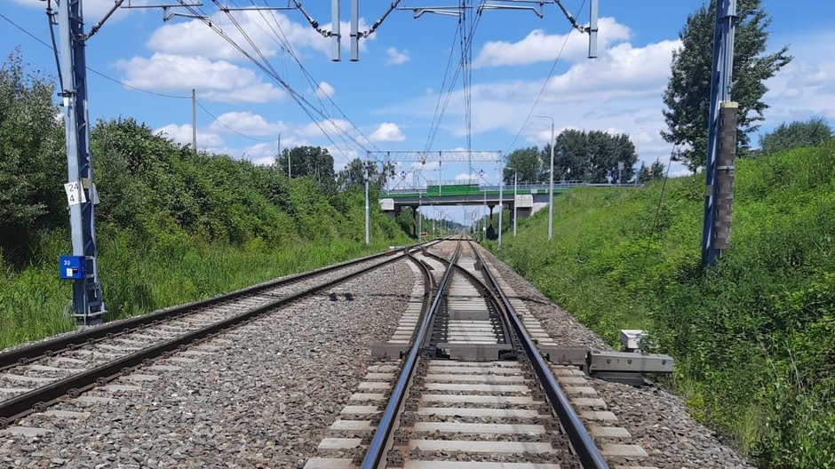 Tory i sieć trakcyjna w miejscu, gdzie powstanie nowy przystanek kolejowy Pawłowice Studzionka