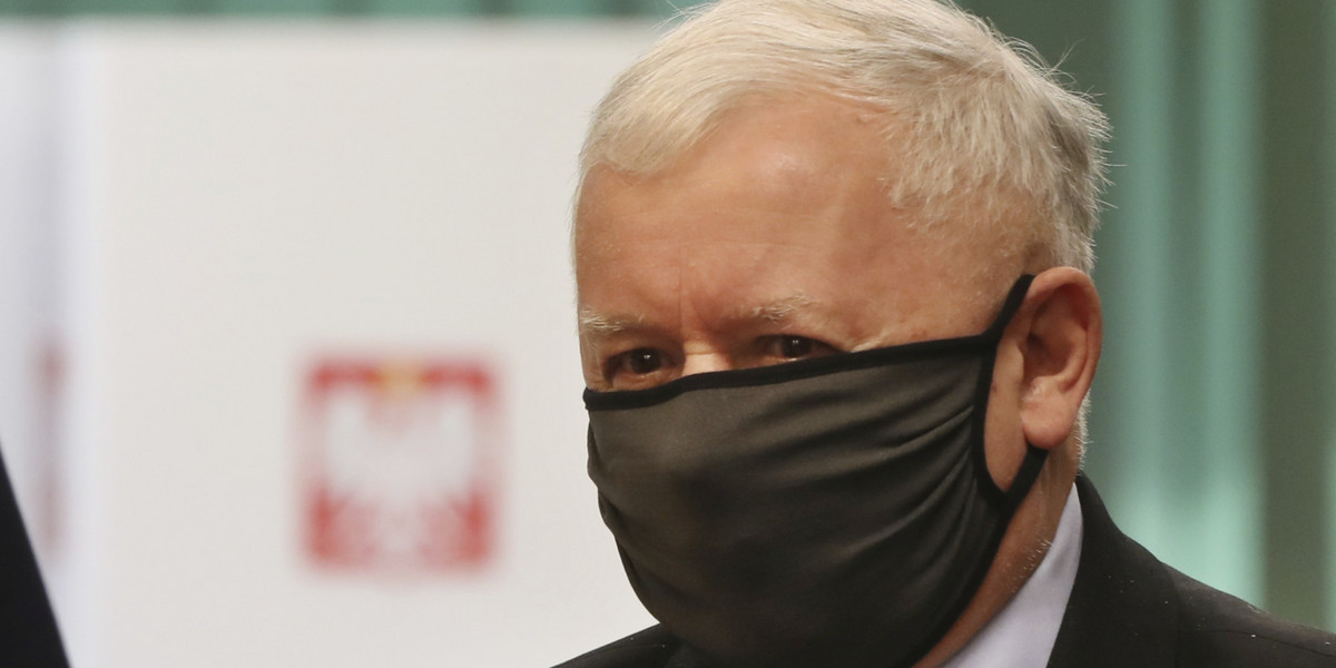 W dziale "zasoby pieniężne" w swoim oświadczeniu majątkowym Jarosław Kaczyński wpisał, że zgromadził ok. 104 tys. zł oszczędności.
