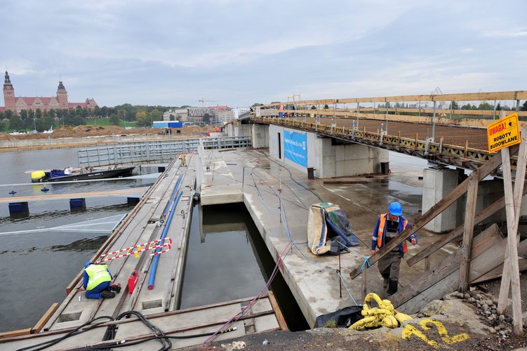 Ruchomą część mostu stanowi 15-metrowe przęsło umożliwiające przepłynięcie (w zależności od stanu rzeki) jednostek o wysokości ponad 3,7 m. Niższe jednostki przepłyną pod mostem.<br><br> fot. (mb/zuz) PAP/Marcin Bielecki