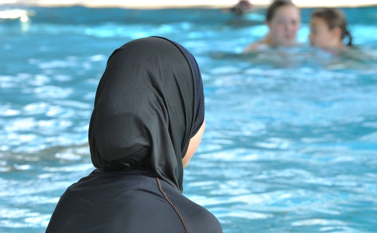 Dziewczyna w burkini na basenie