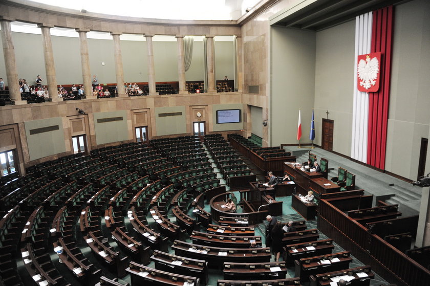 Pusta sala posiedzeń w Sejmie