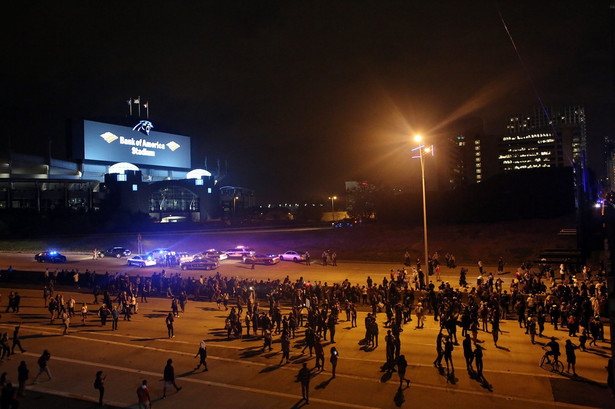 W czwartek wieczorem czasu lokalnego na ulice Charlotte ponownie wyszły setki ludzi, by protestować przeciwko zastrzeleniu we wtorek przez policję 43-letniego czarnoskórego Keitha Lamonta Scotta