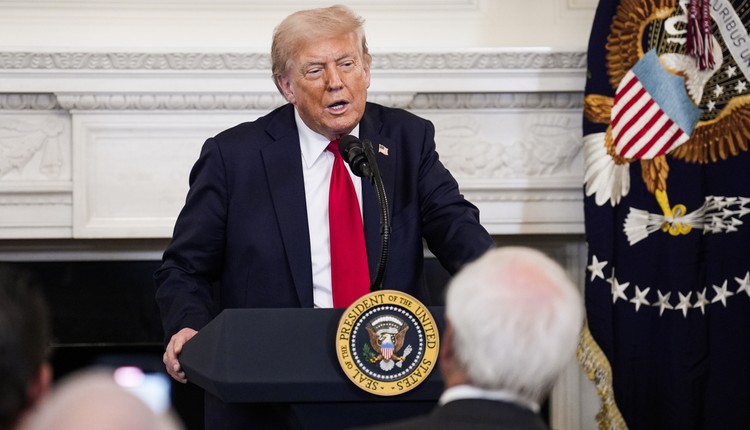 Decyzja Trumpa naprawdę pomoże Ukrainie? CNN studzi emocje