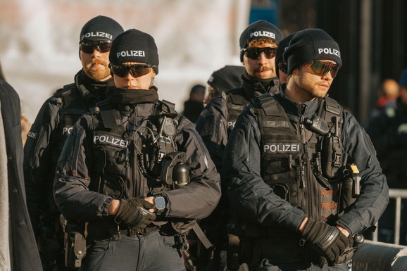 ŠVAJCARCI POKUŠALI DA IZRUČE LAŽNOG KRSTA VUJIĆA CRNOJ GORI Utvrđeno da je reč o NEVINOM SLOVENCU